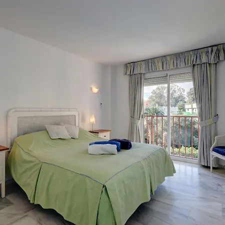 Luxury 2 Bed Freeview Tv Wi Apartment Marbella